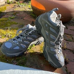 NEW IN BOX Merrell Moab Vent Wide Width size 8.5 in color Smoke (Blue / Grey)